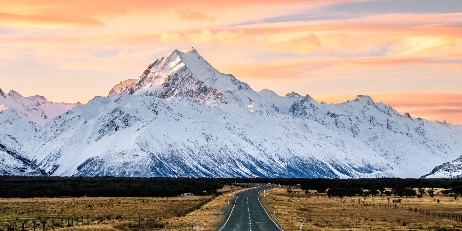新西兰南岛雪山与公路风景