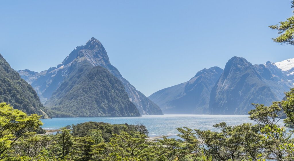 米尔福德峡湾海湾和山峰的全景