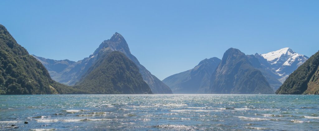 新西兰南岛米尔福德峡湾阴晴交替的山海景色