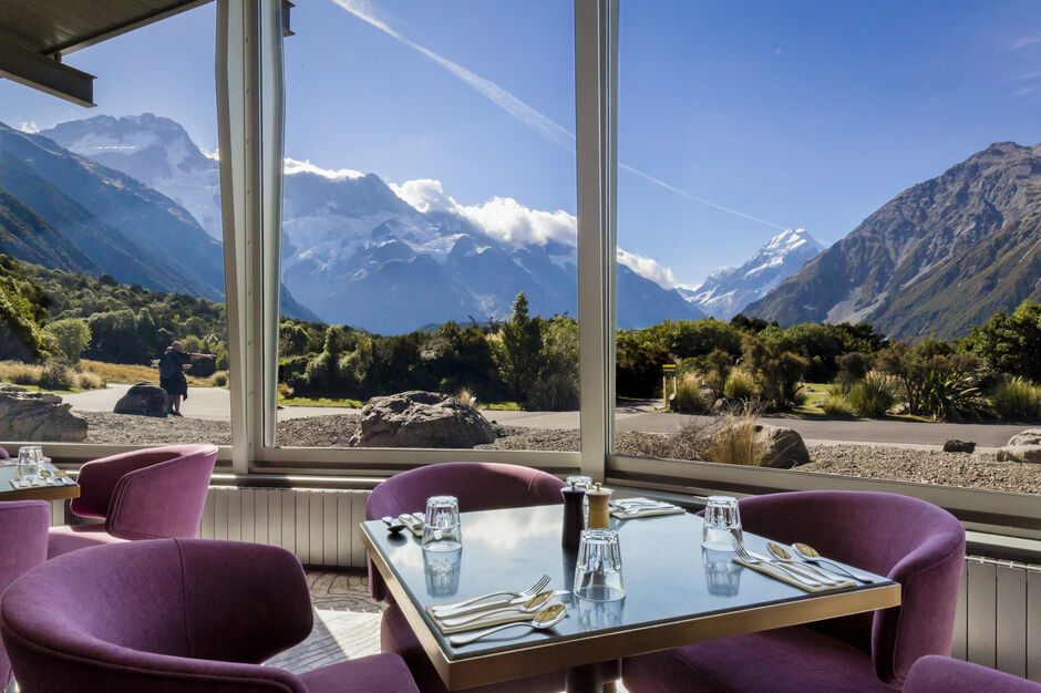 The Hermitage 的 Alpine Restaurant 用餐空间与山景