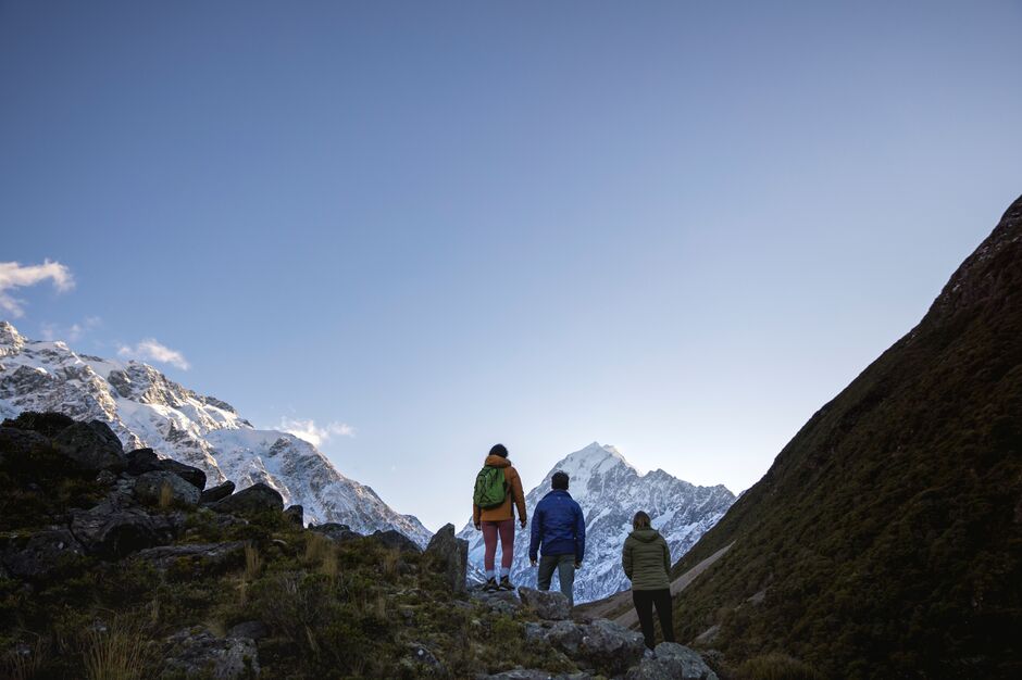 Hooker Valley 步道上的游客与库克山山景