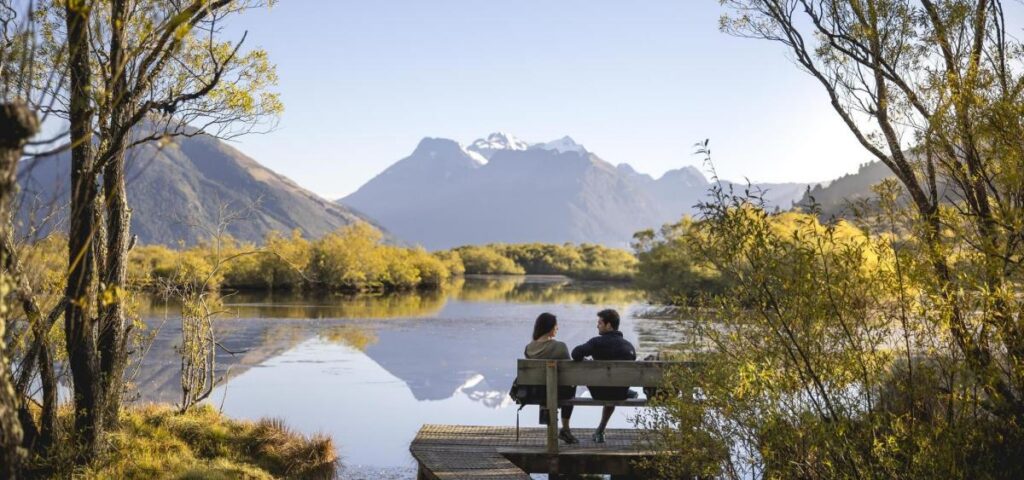 格林诺奇潟湖边的长椅与湿地山景
