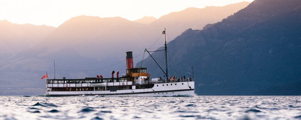 TSS Earnslaw 蒸汽船航行在瓦卡蒂普湖上