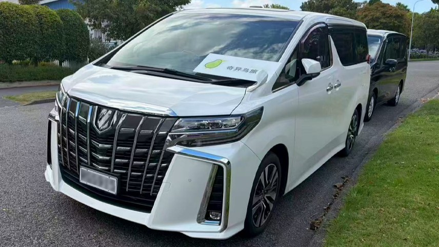 第三代丰田埃尔法车型实拍