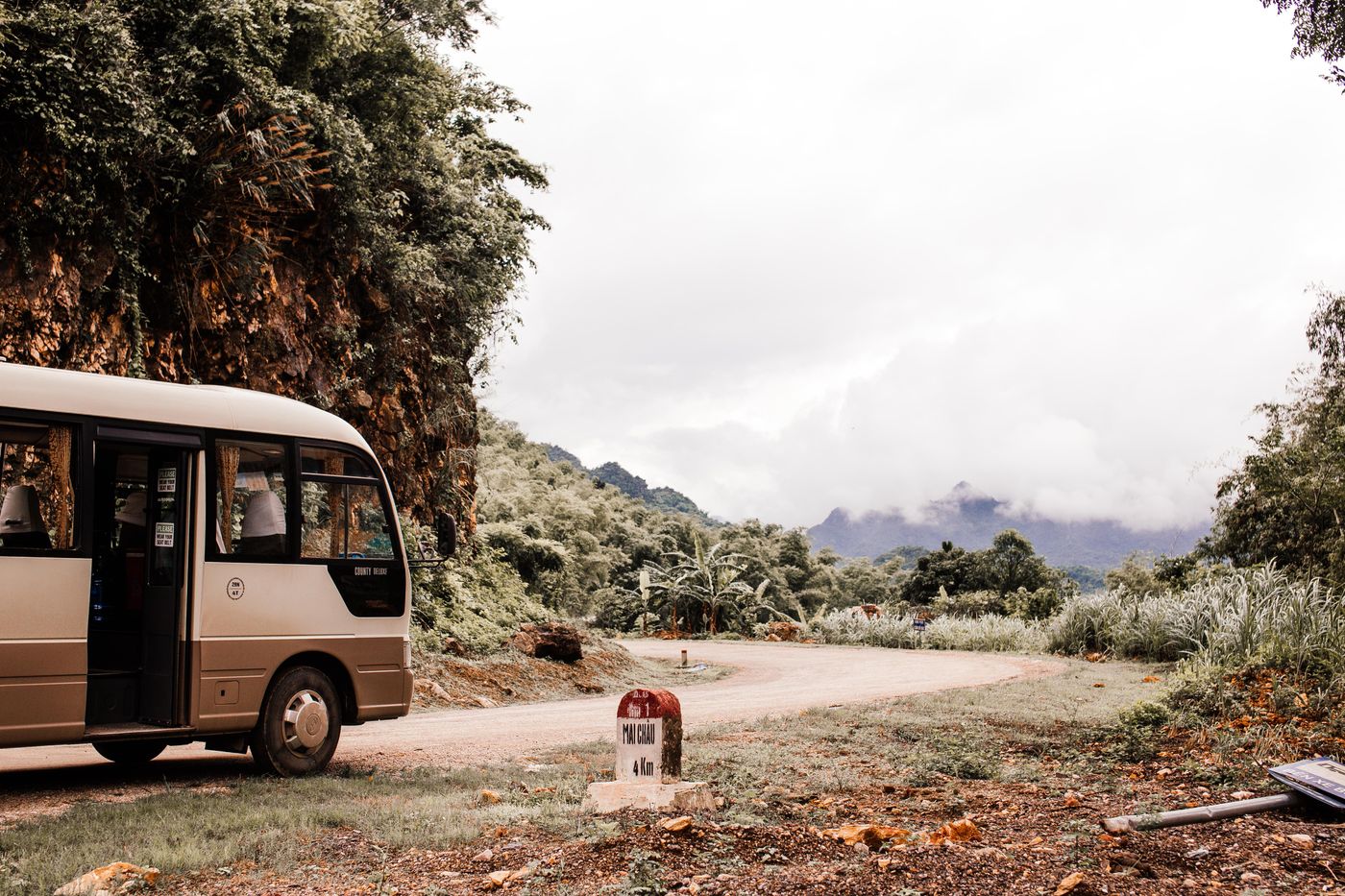 行驶路线旁的旅游小巴与山间风景