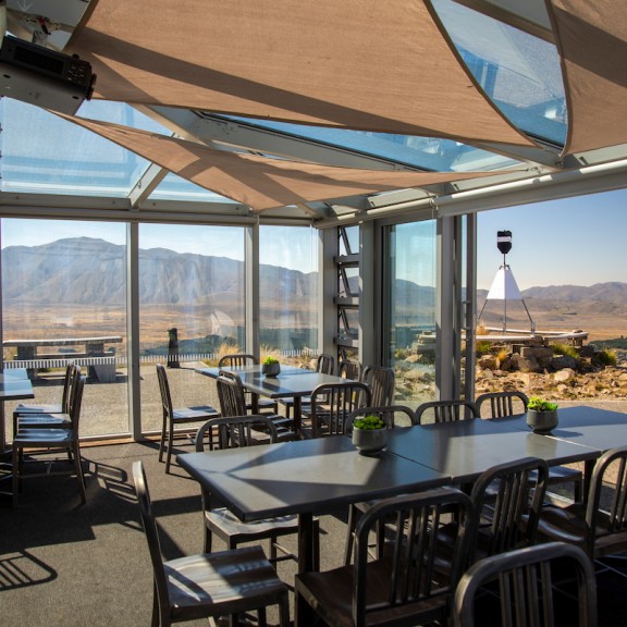 约翰山 Astro Café 的室内座位与窗外山景