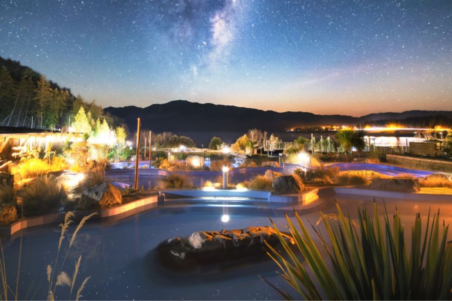 Tekapo Springs 户外热水池与夜间星空
