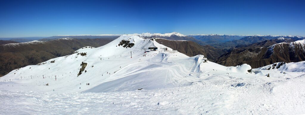 卡德罗纳滑雪场 Captains Basin 的雪地与山脉